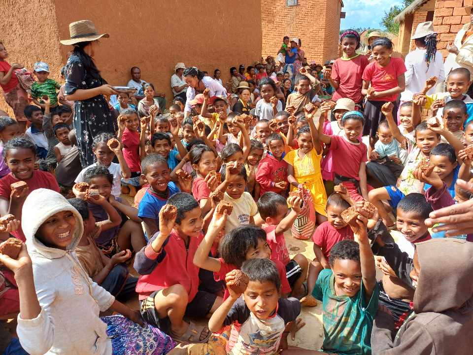 Madagascar women and children eating together